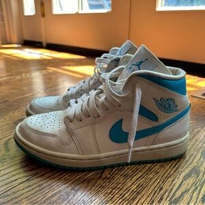 Wmns Air Jordan 1 Mid 'UNC', size 8.5, blue. Gently loved.